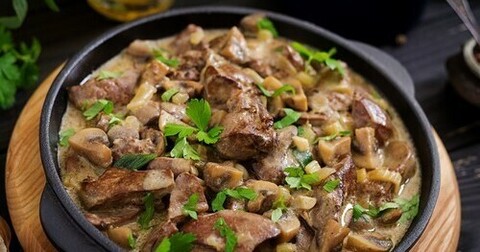 Печень кролика по-строгановски