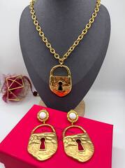 kole-v-stile-schiaparelli-s-podveskoj-v-vide-zamka