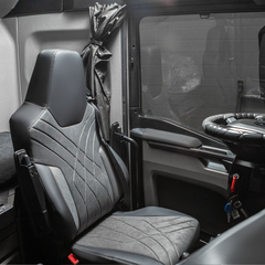 Чехлы Люкс MAN TGX, TGS с 2021 года без регулировки ремня безопасности водителя по высоте (экокожа, черный, серая вставка)