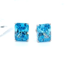 82875-sergi-pusety-iz-serebra-s-golubymi-bagetnymi-vstavkami-cvet-topaz