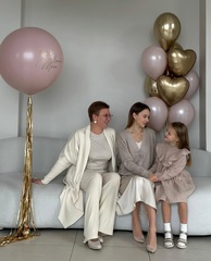 Композиция из шаров маме — большой розовый ретро шар с надписью «FOR LOVE MOM» и фонтан из розовых, золотых шаров и античных золотых сердечек, Новосибирск