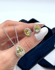 Серьги- пусеты из серебра 925 пробы с камнем в огранке груша