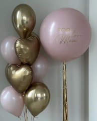 Большой розовый ретро шар с надписью «FOR LOVE MOM» — приглушённый розовый оттенок, центральный элемент композиции