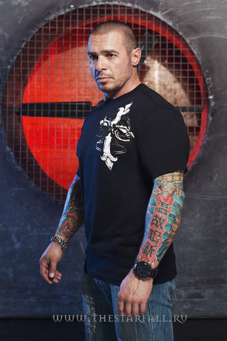 Xtreme Couture | Футболка мужская ANNUIT Black X141 от Affliction левый бок на модели
