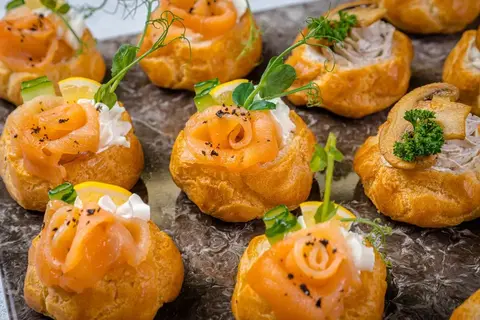 Сет профитролей с красной рыбой, грибным муссом и курицей, 21 шт.