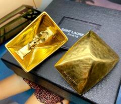 27061-sergi-klipsy-krupnye-pryamougolnikov-iz-latuni-ysl