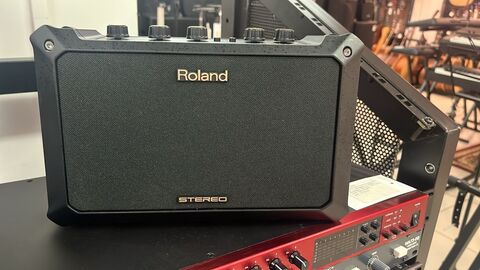 Roland Mobile AC - Комбо на батарейках для акустической гитары