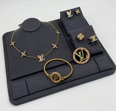 kole-lv-kollekciya-iconic-tresor-s-podveskami-s-rozovymi-cirkonami