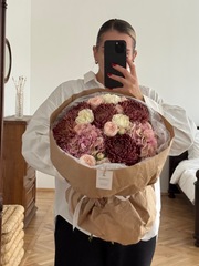 Букет из кустовых пионовидных роз, гортензии, хризантемы бигуди и диантусов