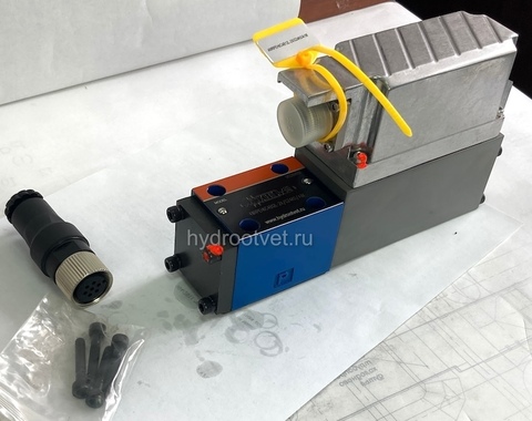 Фото 4WRPEH6CB40L-2X/G24K0/F1M - Сервораспределитель Ду6 с обратной связью по положению золотника и встроенным усилителем (OBE), номинальный расход 40 л/мин, характеристика L - линейная, схема C, сигнал управления F1 = 4…20 mA