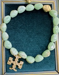 kole-tory-burch-iz-svetlo-zelyonogo-nefrita-s-podveskoj-logotipom