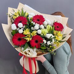 Авторский букет с красными герберами