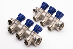 Коллектор с вентилями RIIFO Flow 3/4" ВР/НР 4x1/2"НР Конус ц/ц 35 мм синие рукоятки