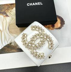 braslet-manzheta-plastikovyj-chanel-bezhevyj-belyj-perlamutr-s-logotipom