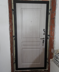 Входная уличная дверь с терморазрывом  АСД Аляска 3К муар коричневый /сосна белая