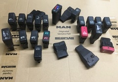 Кнопка на торпеде МАН ТГА включение света за кабиной, круиз контроль.  OEM MAN - 81.25525.0064; 81.25525.0061; 81.25503.0255  Разборка МАН ТГА ТГЛ/MAN.     Разбираем грузовики МАН ТГЛ/МАН ТГА, разбираемые нами авто все из  Европы, б/у запчасти в отличном состоянии. Наш товар уже был в употреблении,  но это не означает, что он низкого качества. Каждый из наших сотрудников имеет  многолетний опыт работы с подобными автомобилями. Подбор запчастей по VIN-  номеру автомобиля, отправка по всей России, гарантия на запчасти!   Помимо б/у запчастей МАН, вы так же можете приобрести у нас  высококачественный аналог Европейских, Турецких и Китайских производителей.  Новые запчасти на МАН
