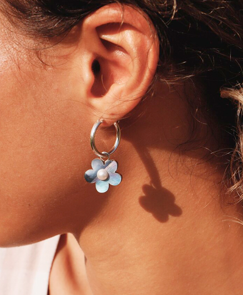 Серьги Mini Bloom Hoops in Blue Pearl