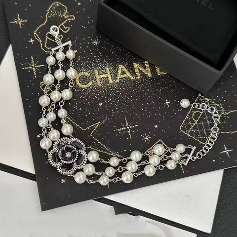20182 - Браслет трехрядный CHANEL из жемчуга с подвеской роза