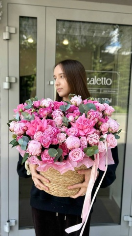 Роскошная корзина (17 роз Ревивал, 12 пионов, 10 кустовых роз 50 см)