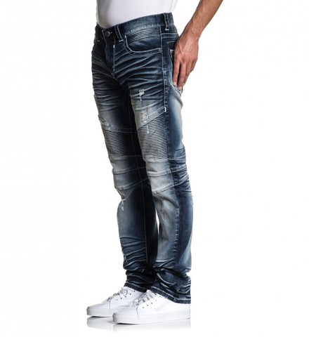 Affliction | Джинсы мужские GAGE FLEUR MAYHEM 110SK066 вид слева на модели