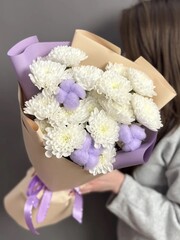 Дуо-букет из белых кустовых хризантем и сиреневого хлопка