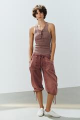 ZARA УДЛИНЕННЫЕ ШОРТЫ С ЭФФЕКТОМ ПОТЕРТОСТИ, БАКЛАЖАННЫЙ