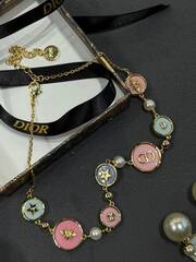 kole-choker-s-podveskami-monetkami-s-cvetnoj-ehmalyu-style-by-cdior