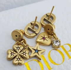 Серьги-пусеты Lucky CHARM style DIOR ассиметричные с подвесками