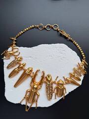 kole-krupnoe-zhuk-skarabej-v-stile-schiaparelli