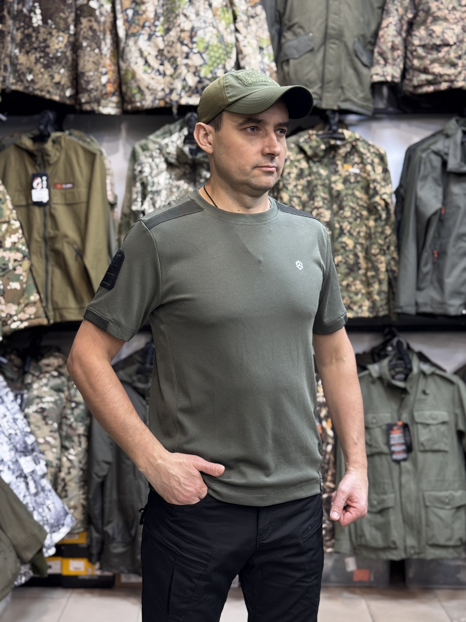 Футболка олива с патчем