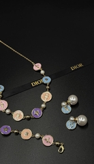 kole-choker-s-podveskami-monetkami-s-cvetnoj-ehmalyu-style-by-cdior