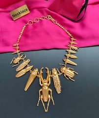 kole-krupnoe-zhuk-olen-v-stile-schiaparelli