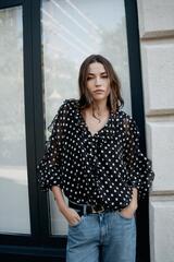 ZARA БЛУЗА С ВОЛАНАМИ И ПРИНТОМ В ГОРОХ, ЧЕРНЫЙ/ЭКРЮ