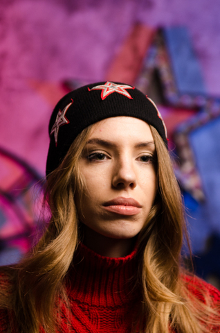 7.17 Studio | Шапка женская Milky Stars 2 Silver Red Stars ST226870 c тремя звездочками перед на модели