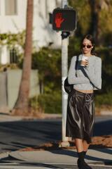 ZARA УДЛИНЕННЫЕ ШОРТЫ СО СКЛАДКАМИ С ЭФФЕКТОМ КОЖИ, ШОКОЛАДНЫЙ