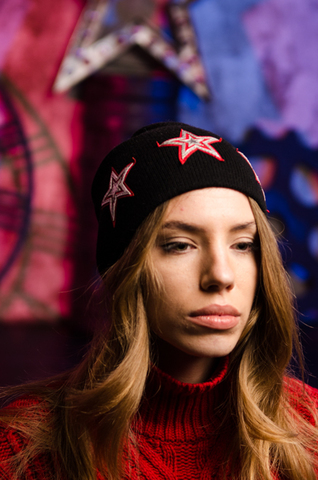 7.17 Studio | Шапка женская Milky Stars 2 Silver Red Stars ST226870 c тремя звездочками правый бок