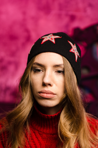 7.17 Studio | Шапка женская Milky Stars 2 Silver Red Stars ST226870 c тремя звездочками левый бок