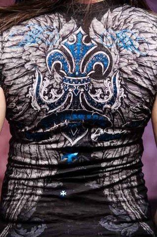 Xtreme Couture | Футболка женская Sandstone XW1200 от Affliction принт на спине геральдическая лилия и крылья