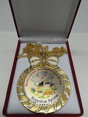 Медаль со стразами 