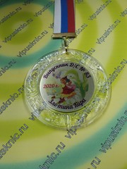 Изображение на золотом металле
