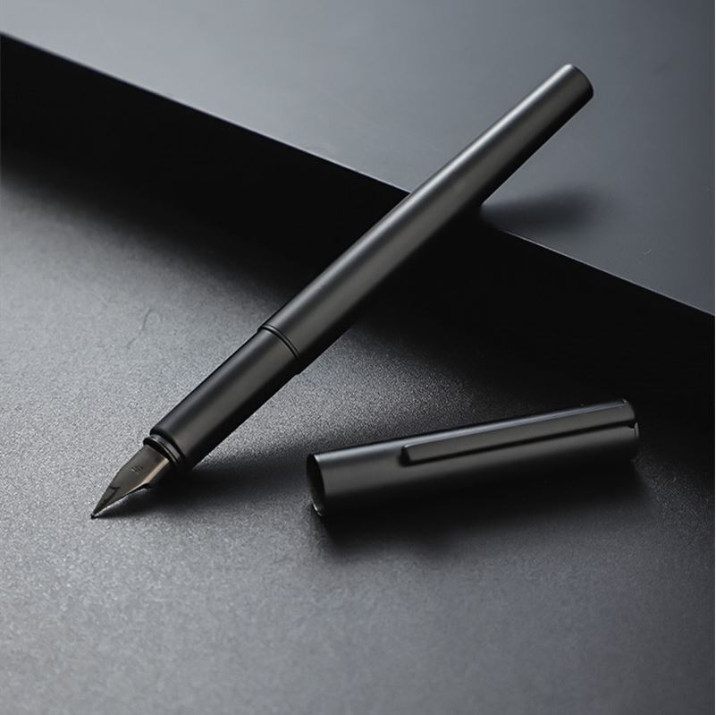 Перьевая ручка Jinhao 35, Китай. Перо EF (0.38 мм), корпус металл. Цвет черный. Распродажа 500 руб. ЕСТЬ НЕБОЛЬШИЕ ДЕФЕКТЫ!