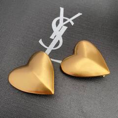 27346-sergi-klipsy-serdca-iz-latuni-ysl