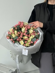 Букет из кустовых роз, одноголовых роз и эвкалипта