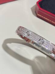 45044-serebryanyj-braslet-cartier-kollekciya-love-v-obsypke-iz-kamnej