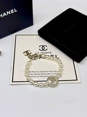 Браслет CHANEL из жемчужин с круглой подвеской