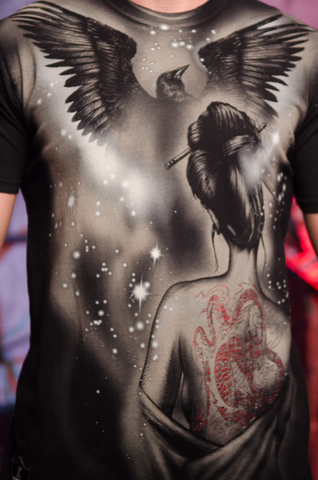 Affliction | Футболка мужская Spirit Tee Red Label A581 принт спереди японская девушка и ворона