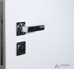 Входная белая металлическая дверь с зеркалом Нео Вайт 12 Черный кварц (фурнитура ХРОМ блестящий)
