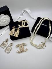 65137-kole-busy-dvuhryadnoe-iz-zhemchuga-i-logotipami-chanel
