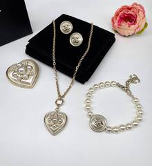 Браслет CHANEL из жемчужин с круглой подвеской