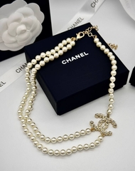 65137-kole-busy-dvuhryadnoe-iz-zhemchuga-i-logotipami-chanel